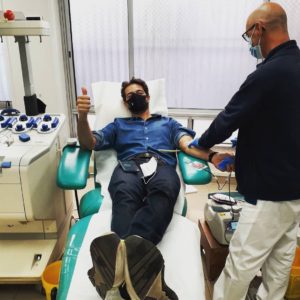 L’attore e calciatore della Nazionale Calcio Attori Luca Capuano presso l’EMATOS FIDAS L’attore e calciatore della Nazionale Calcio Attori Luca Capuano presso l’EMATOS FIDAS